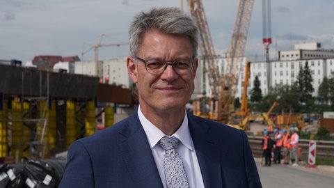 Bundesverkehrsminister Patrick Schnieder (CDU) hat Bundesknazler Merz darum gebeten, entlassen zu werden. 