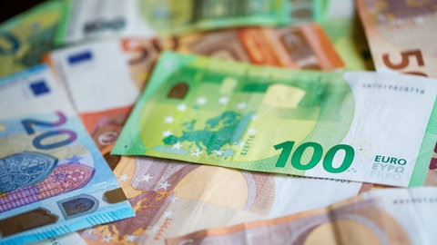 Viele Euro-Geldscheine liegen durcheinander (Symbolbild)