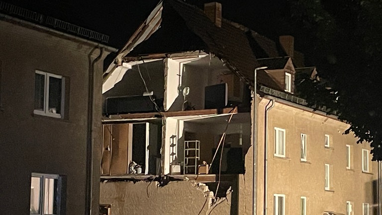 Ein Haus wurde durch das Unwetter stark beschädigt.