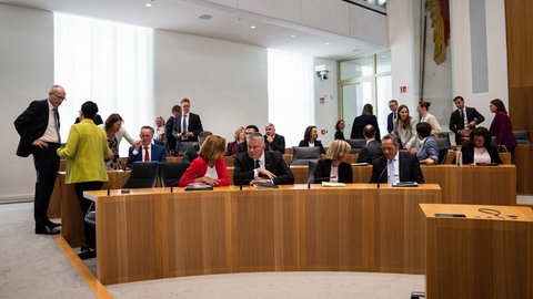 Blick auf die Regierungsbank im rheinland-pfälzischen Landtag mit Ministerpräsident Gordon Schnieder (CDU) und den Landesministern von CDU und SPD.