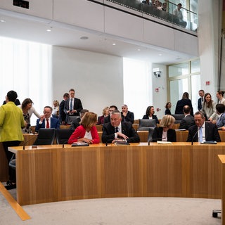 Blick auf die Regierungsbank im rheinland-pfälzischen Landtag mit Ministerpräsident Gordon Schnieder (CDU) und den Landesministern von CDU und SPD.