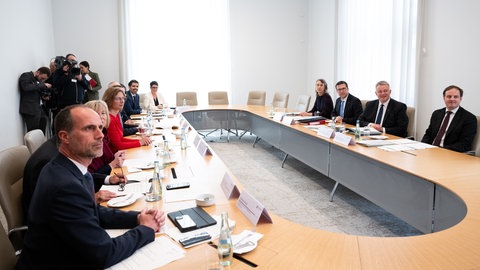 Das Kabinett unter Leitung von Ministerpräsident Gordon Schnieder (CDU) bei seiner ersten Sitzung. (Archivbild)