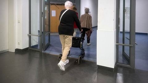 Patienten auf dem Weg in eine Tagesklinik. Künftig sollen nicht mehr alle Krankenhäuser alles anbieten dürfen. 