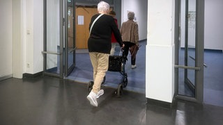 Patienten auf dem Weg in eine Tagesklinik. Künftig sollen nicht mehr alle Krankenhäuser alles anbieten dürfen. 
