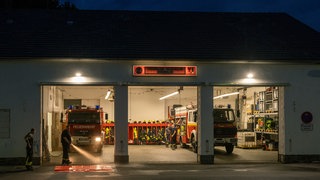 Wie vereinbaren Freiwillige Feuerwehrleute dieses Ehrenamt mit ihrem Beruf? Bild:  Feuerwehrleute reinigen Feuerwache Ahrweiler