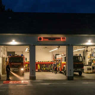 Wie vereinbaren Freiwillige Feuerwehrleute dieses Ehrenamt mit ihrem Beruf? Bild:  Feuerwehrleute reinigen Feuerwache Ahrweiler