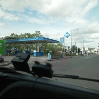 LKW fährt auf Tankstellle zu
