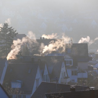 Die Heizölpreise sind im Laufe des Jahres extrem gestiegen. Vor allem Rentner können sich die Preise kaum mehr leisten.
