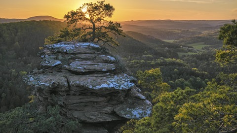 Sonnenuntergang am Buchkammerfelsen im südlichen Pfälzerwald.