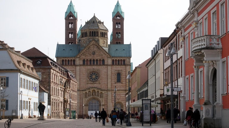 Historische Architektur entlang der gepflasterten Straße zum Speyerer Dom.