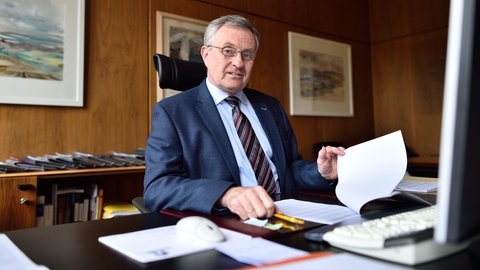 Theo Wieder am Schreibtisch