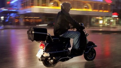 Der 19 Jahre alte Rollerfahrer flüchtete unter anderem in entgegengesetzter Richtung über die A8 bei Zweibrücken. An einem Bordstein kam er schließlich ins Schleudern und stürzte.