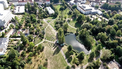 Der Strecktalpark mit Weiher in Pirmasens.