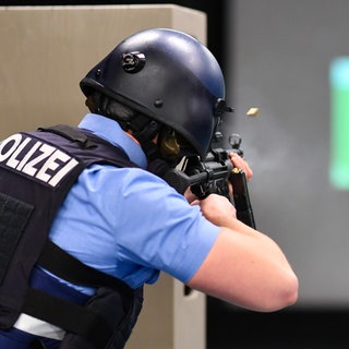 Polizist an der Hochschule der Polizei in Enkenbach-Alsenborn schießt