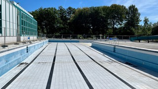 Das große Außenbecken des Azur-Bades in Ramstein-Miesenbach ist geschlossen, weil es täglich bis zu 80.000 Liter Wasser verloren hat. 