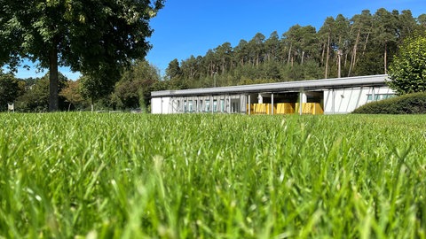 Die neue Variante für das Azur-Bad in Ramstein-Miesenbach sieht ein neues Gebäude im Bereich der Liegewiese vor. 