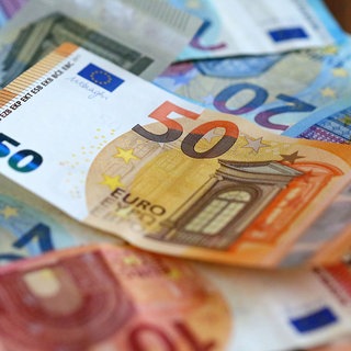 Geld liegt auf Tisch - Haushalt der Stadt Zweibrücken ist genehmigt