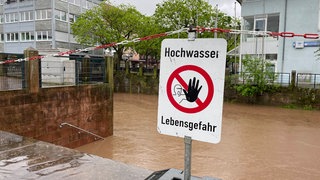 Der Schwarzbach in Zweibrücken hat bereits erste Stufen "verschlungen".