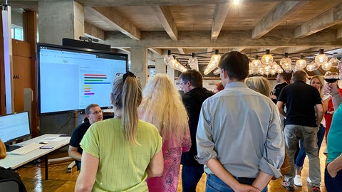 Im Rathaus Kaiserslautern verfolgen Lokalpolitik und Verwaltung die Ergebnisse der Europawahl und Kommunalwahl.