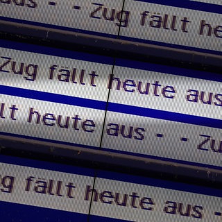 "Zug fällt heute aus" ist auf einer Anzeigetafel zu lesen.