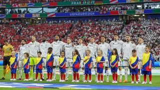 Oskar Denne (rechts) durfte zusammen mit Florian Wirtz beim EM-Spiel der deutschen Nationalmannschaft ins Frankfurter Stadion einlaufen. 