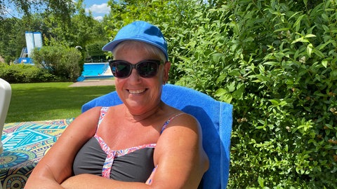 Heike Zumbach ist seit knapp 50 Jahren Stammgast im Warmfreibad Trippstadt.
