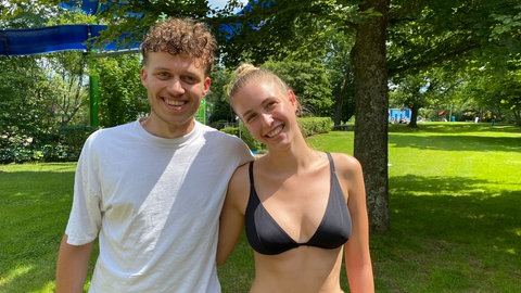 Noah und Madeleine genießen den ersten sonnigen Tag nach langer Zeit im Warmfreibad Trippstadt.