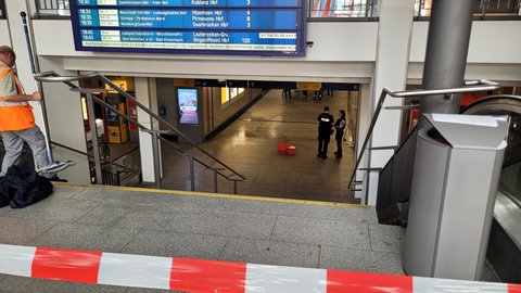 In einer Unterführung des Hauptbahnhofs in Kaiserslautern ist am Samstag ein Mann mit einem Messer angegriffen und so schwer verletzt worden, dass er starb.