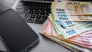 Die Polizei Westpfalz warnt vor Betrug mit falschen Promi-Videos im Internet.