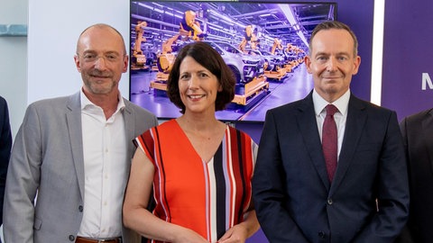 Minister und andere bei der Eröffnung des KI-Zentrums in Kaiserslautern stehen für die Fotografen
