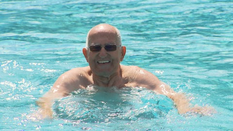 Die "Wesch" ist mein Gesundbrunnden, sagt Otto Rohr. Mit 96 Jahren ist er der älteste Dauerkartenbesitzer im Freibad Waschmühle in Kaiserslautern. 