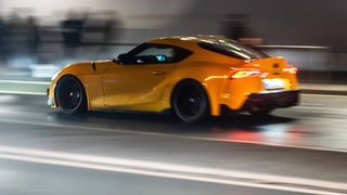 Ein Sportwagen fährt auf einer Straße. (Symbolbild: IMAGO  Silas Stein)