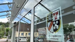 Eingangstür der Verbandsgemeindeverwaltung Otterbach-Otterberg ist zu sehen.
