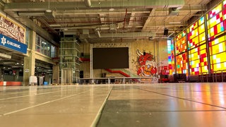 In der Fanhalle Nord des Fritz-Walter-Stadions in Kaiserslautern werden unter anderem Ton- und Lichttechnik eingebaut. 