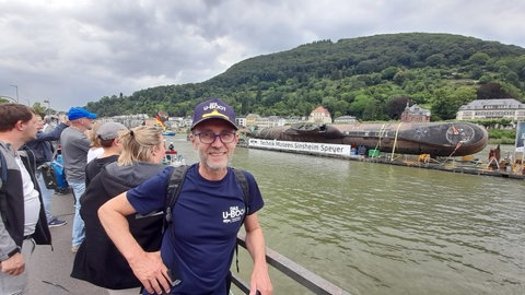 Ehemaliger Funker Ludwig Weber aus Kaiserslautern schaut sich am Ufer des Rheins an, wie das U-Boot U17nach Sinsheim ins Technikmuseum transportiert wird. 