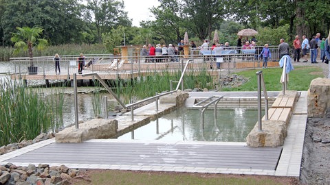 Das neue Kneippbecken in Ramstein-Miesenbach mit Blick auf den Seewog.