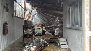 Lagerhalle in Höhfröschen in Kreis Südwestpfalz nach Brand - auch Batterien gelagert