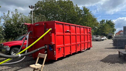 In solche mit Wasser gefüllte Container will das THW die glühenden Batterien sicher zwischenlagern.