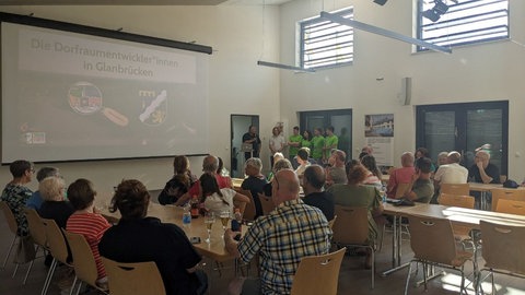 Die Dorfraumentwickler sind bei einer Bürgerpräsentation in Glanbrücken im Kreis Kusel.