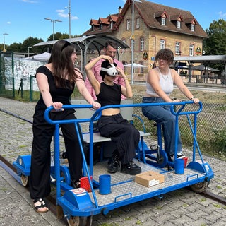 Drei Studentinnen der Hochschule Kaiserslautern testen ihr Projekt mit der VR-Brille.