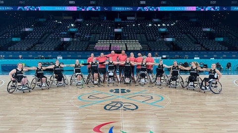 Rollstuhlbasketballerinnen mit Udo Jung