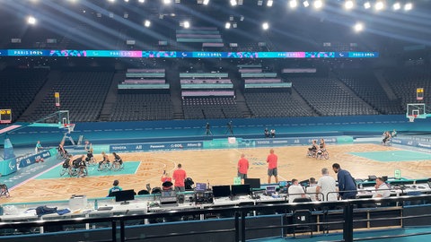 Paralympics in Paris: die deutschen Rollstuhlbasketballerinnen und ihr Team beim Training.