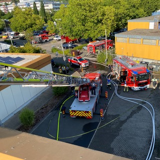 Die Feuerwehr beim Brand im Hallenbad Zweibrücken im Einsatz.