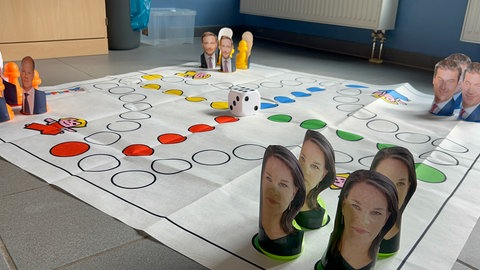 "Mensch ärgere dich nicht" können die Schülerinnen und Schüler in Queidersbach mit Politikern wie Annalena Baerbock oder Markus Söder spielen.