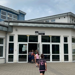 Die Realschule Plus in Queidersbach ist jetzt Demokratie-Schwerpunktschule.