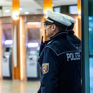 Die Polizei sucht Zeugen, die gesehen haben, wie eine 16-Jährige in Kaiserslautern an einem Geldautomaten bedroht wurde. (Bild: dpa)