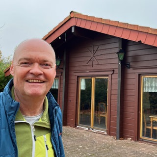 Richard Schmidt vor dem Ausflugslokal "Blockhütte" in Marienthal am Donnersberg. Die Bürgerstiftung Marienthal und Pfalz wollen diese sanieren, vergrößern und dann selbst betreiben. 
