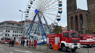 Am Riesenrad des Novembermarkts in Pirmasens proben die Höhenretter der Feuerwehr für den Ernstfall.