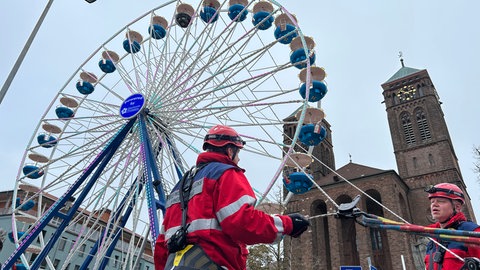 Am Riesenrad des Novembermarkts in Pirmasens proben die Höhenretter der Feuerwehr für den Ernstfall.