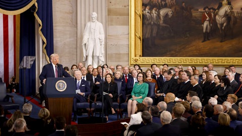 Donald Trump bei Amtseinführung unter dem historischen Bild eines Regiments aus Zweibrücken